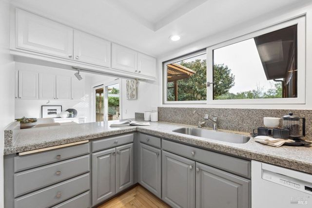 42 Underhill Rd, Mill Valley, CA 94941