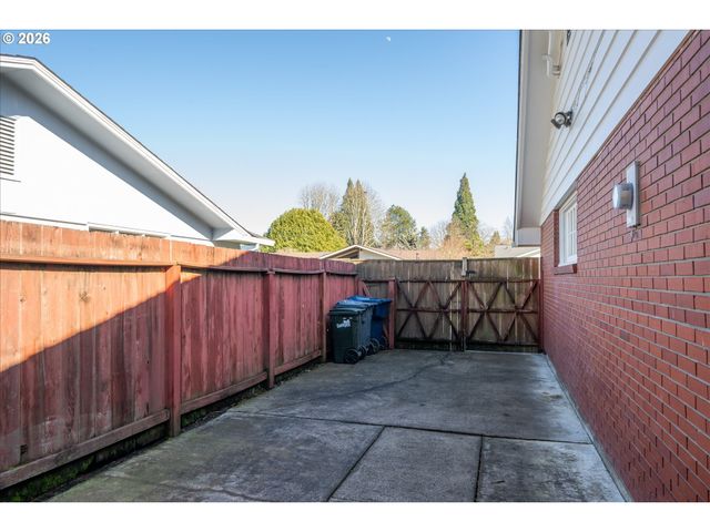 2774 Sarah Ln, Eugene, OR 97408