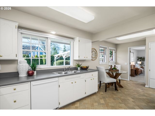 2774 Sarah Ln, Eugene, OR 97408