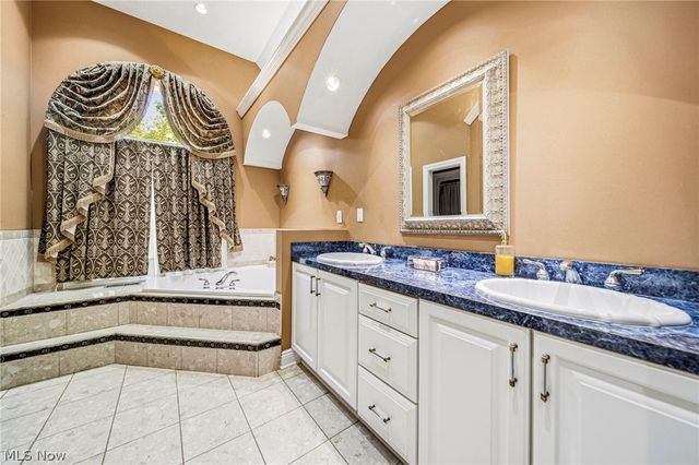 10600 Locust Grove Drive, Chardon, OH 44024