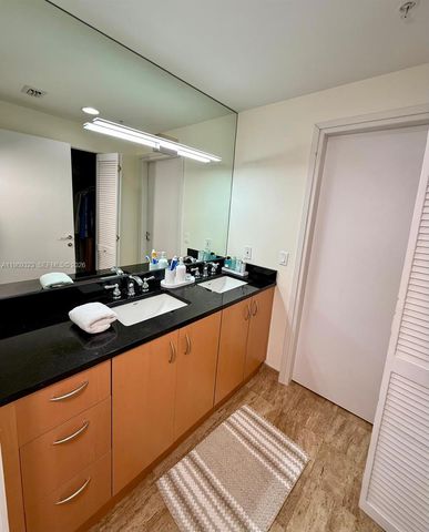 300 S Biscayne Blvd T-2806, Miami, FL 33131