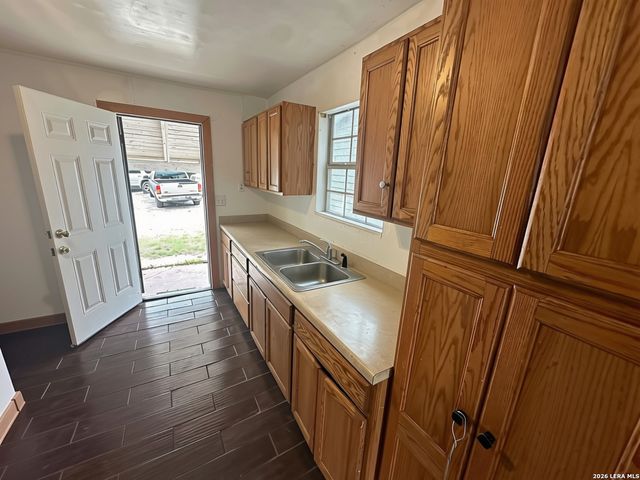 550 Gulf, San Antonio, TX 78202