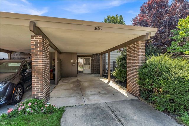 26613 N Park Boulevard, Olmsted Falls, OH 44138