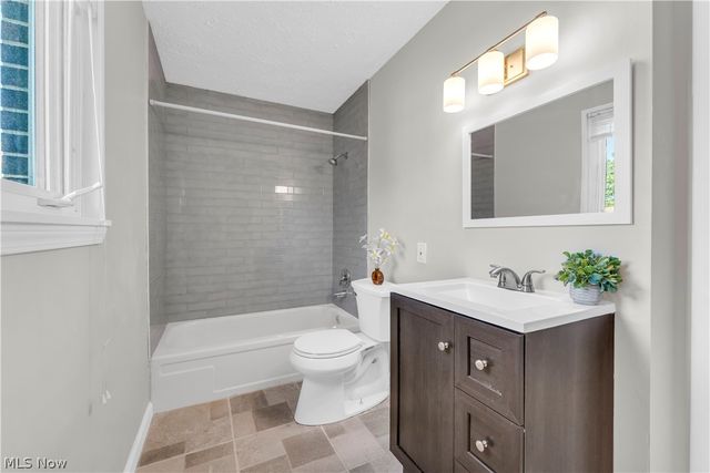26613 N Park Boulevard, Olmsted Falls, OH 44138