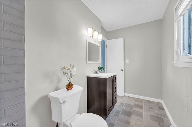 26613 N Park Boulevard, Olmsted Falls, OH 44138