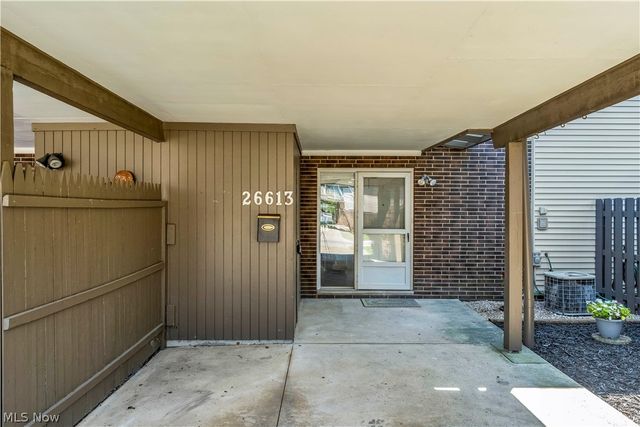 26613 N Park Boulevard, Olmsted Falls, OH 44138