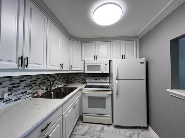 49 Cambridge B, West Palm Beach, FL 33417
