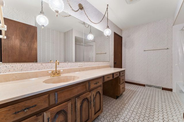 1225 Willow Lane, Schererville, IN 46375