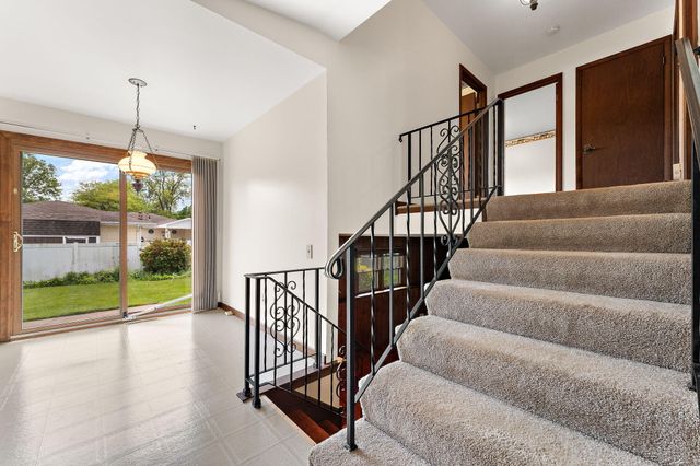 1225 Willow Lane, Schererville, IN 46375
