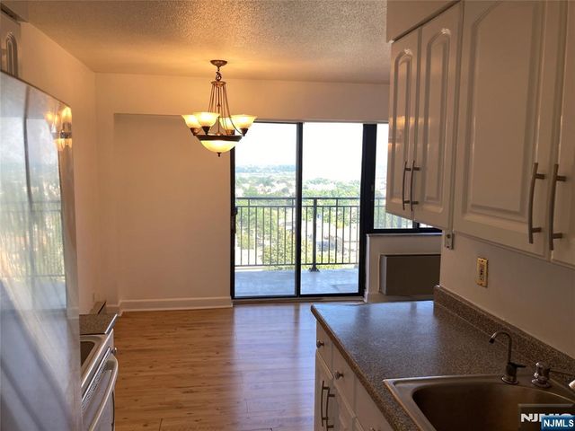 233 12th Street 5E, Palisades Park, NJ 07650