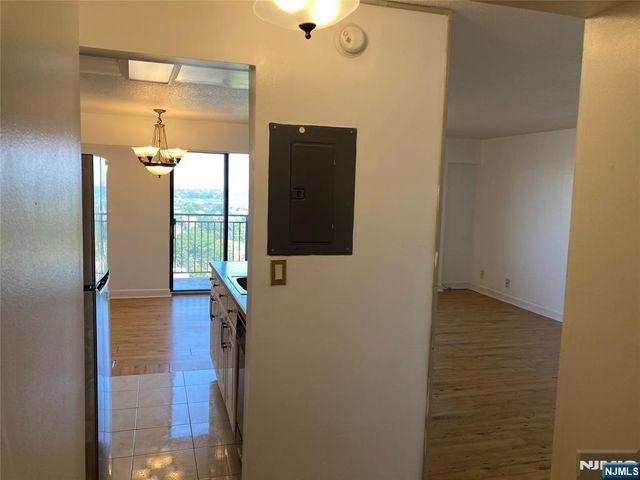 233 12th Street 5E, Palisades Park, NJ 07650