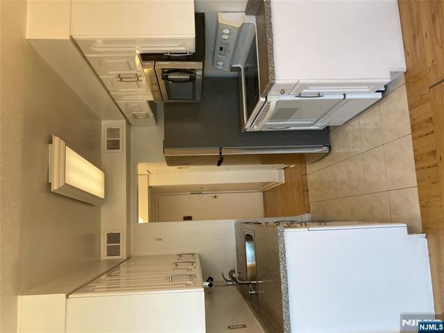 233 12th Street 5E, Palisades Park, NJ 07650