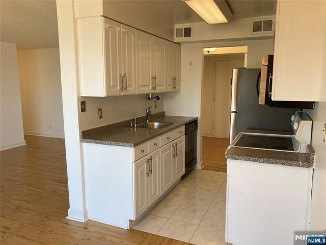 233 12th Street 5E, Palisades Park, NJ 07650