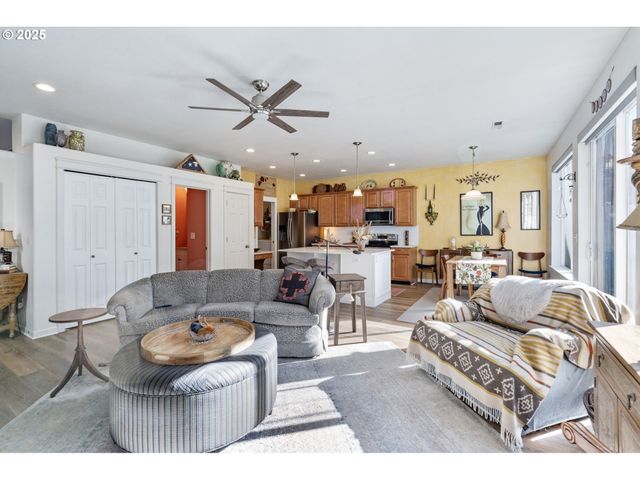 21780 Ne LARKSPUR Ln, Fairview, OR 97024