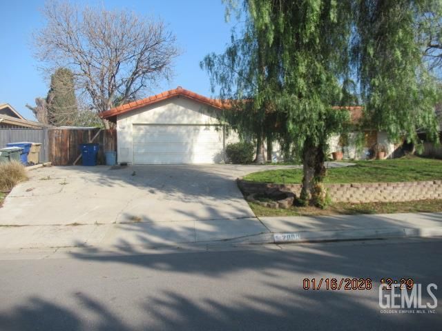 2000 Glenmont Drive, Bakersfield, CA 93309