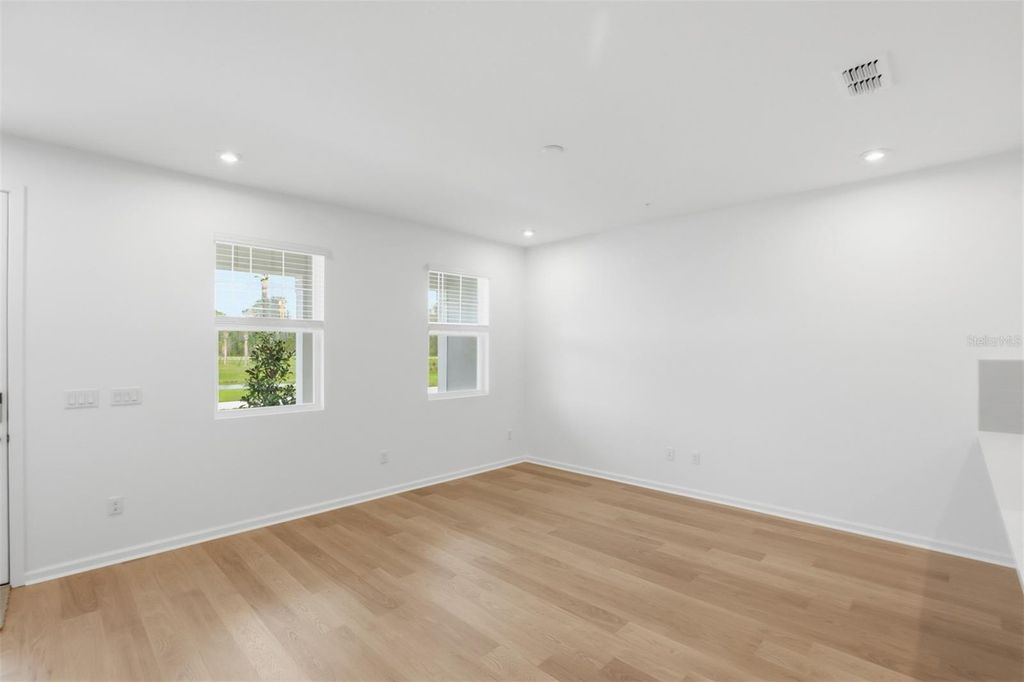 Image 6 of property listing at 10063 GAZEBO ALLEY, Orlando, FL 32832