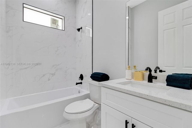 2220 NE 9th PL, Cape Coral, FL 33909