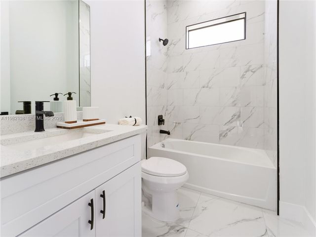 2220 NE 9th PL, Cape Coral, FL 33909