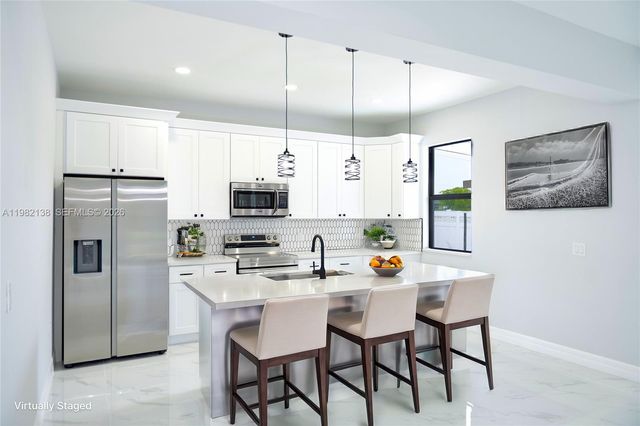 2220 NE 9th PL, Cape Coral, FL 33909