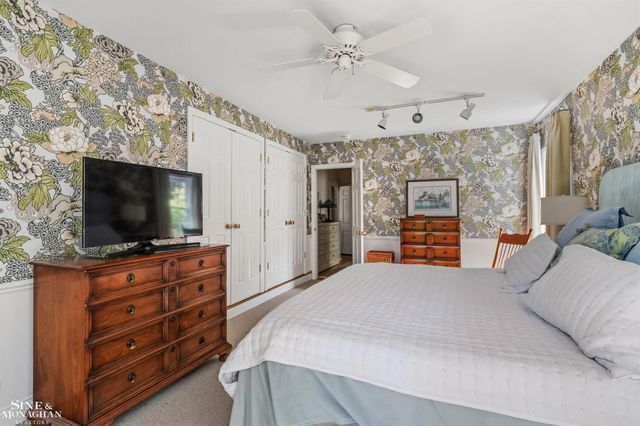 83 Hawthorne Road, Grosse Pointe Shores, MI 48236