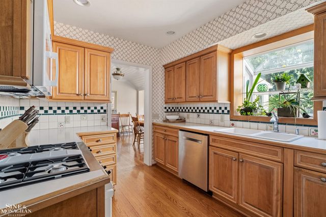 83 Hawthorne Road, Grosse Pointe Shores, MI 48236