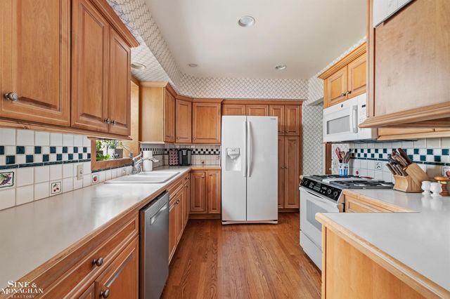 83 Hawthorne Road, Grosse Pointe Shores, MI 48236