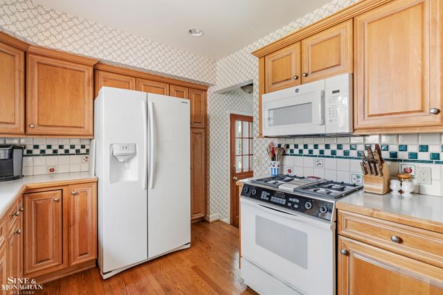 83 Hawthorne Road, Grosse Pointe Shores, MI 48236
