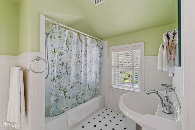 83 Hawthorne Road, Grosse Pointe Shores, MI 48236