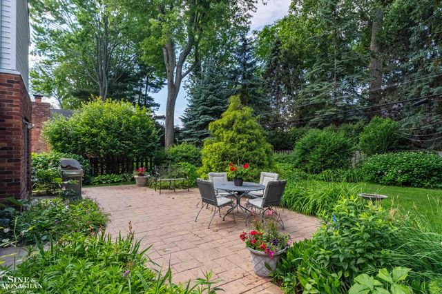 83 Hawthorne Road, Grosse Pointe Shores, MI 48236