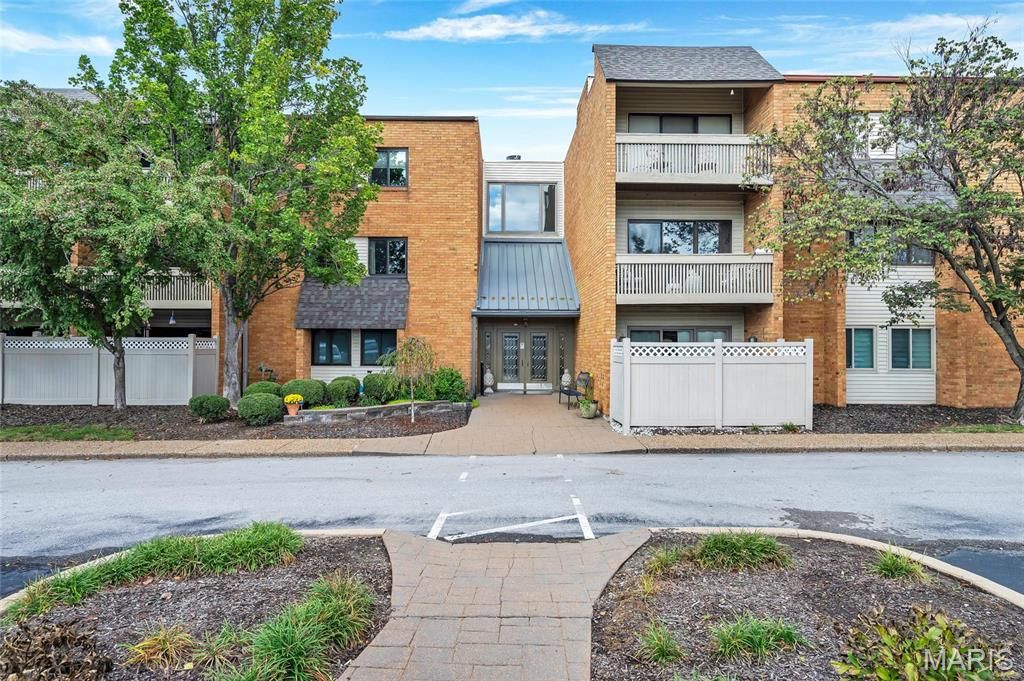 950 E Rue De La Banque L1, Creve Coeur, MO 63141