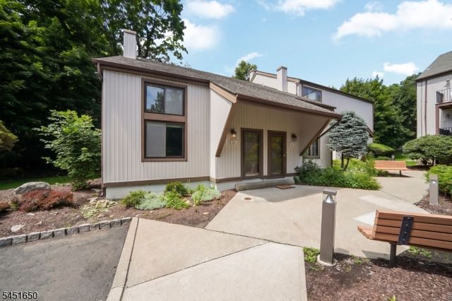 111 Alpine Ct, Stanhope Boro, NJ 07874