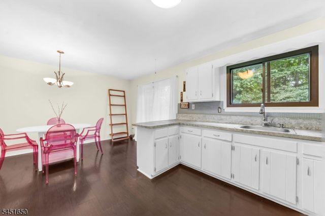 111 Alpine Ct, Stanhope Boro, NJ 07874