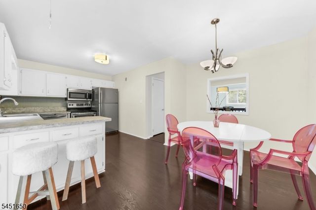111 Alpine Ct, Stanhope Boro, NJ 07874