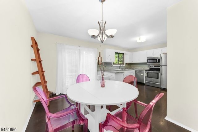 111 Alpine Ct, Stanhope Boro, NJ 07874