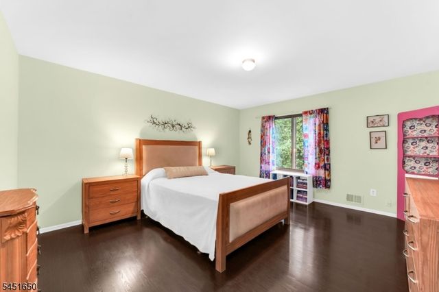 111 Alpine Ct, Stanhope Boro, NJ 07874