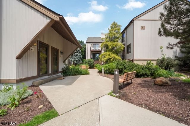 111 Alpine Ct, Stanhope Boro, NJ 07874