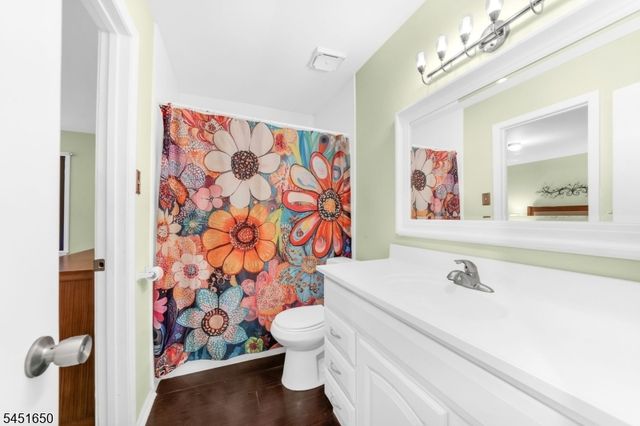 111 Alpine Ct, Stanhope Boro, NJ 07874
