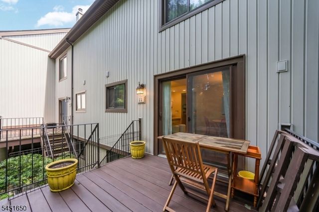 111 Alpine Ct, Stanhope Boro, NJ 07874