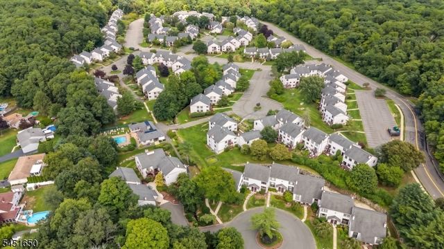 111 Alpine Ct, Stanhope Boro, NJ 07874