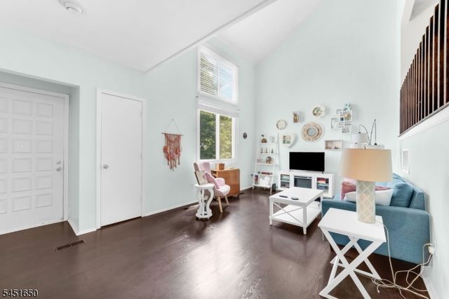 111 Alpine Ct, Stanhope Boro, NJ 07874