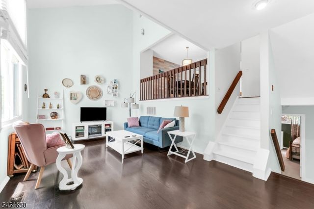 111 Alpine Ct, Stanhope Boro, NJ 07874