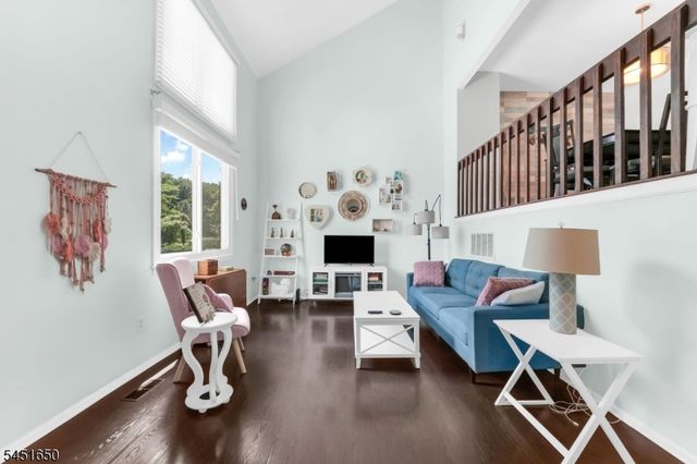 111 Alpine Ct, Stanhope Boro, NJ 07874