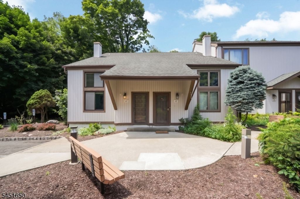 111 Alpine Ct, Stanhope Boro, NJ 07874