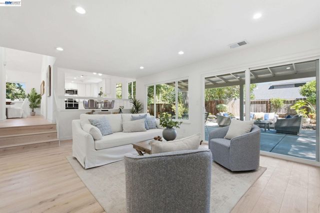 935 Granite Ct, Martinez, CA 94553