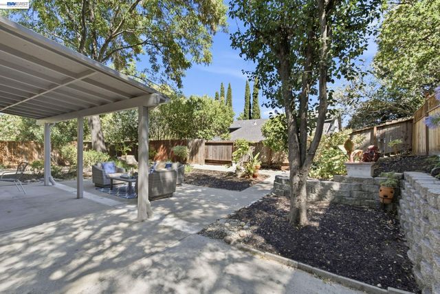 935 Granite Ct, Martinez, CA 94553