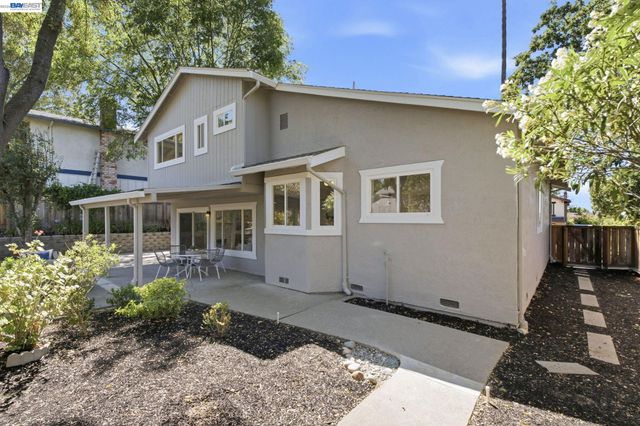935 Granite Ct, Martinez, CA 94553