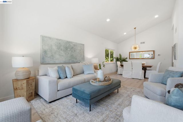 935 Granite Ct, Martinez, CA 94553
