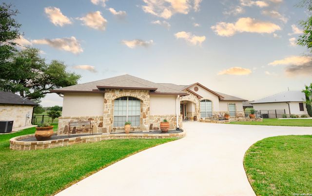 717 Jack Nicklaus, Devine, TX 78016