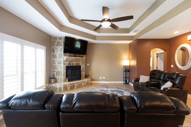 717 Jack Nicklaus, Devine, TX 78016