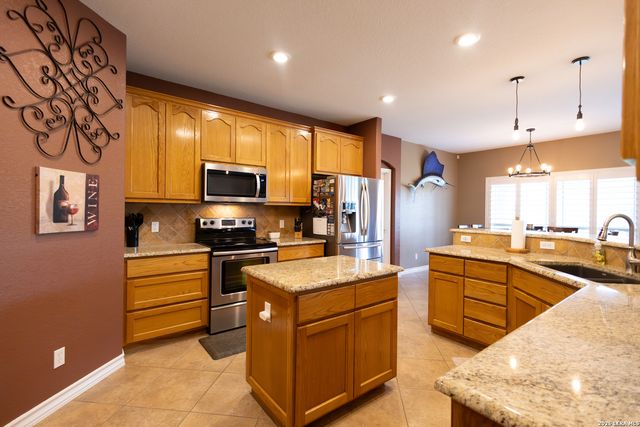 717 Jack Nicklaus, Devine, TX 78016